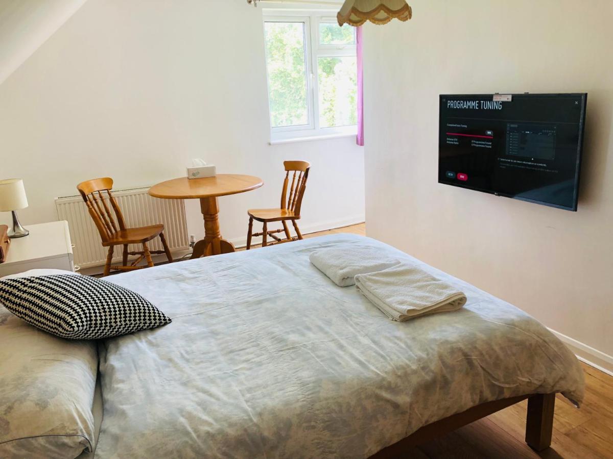 Amazing Quiet Garden House Near London Luton Airport Appartamento Esterno foto