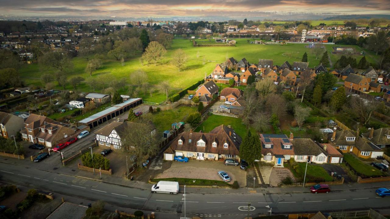 Amazing Quiet Garden House Near London Luton Airport Appartamento Esterno foto